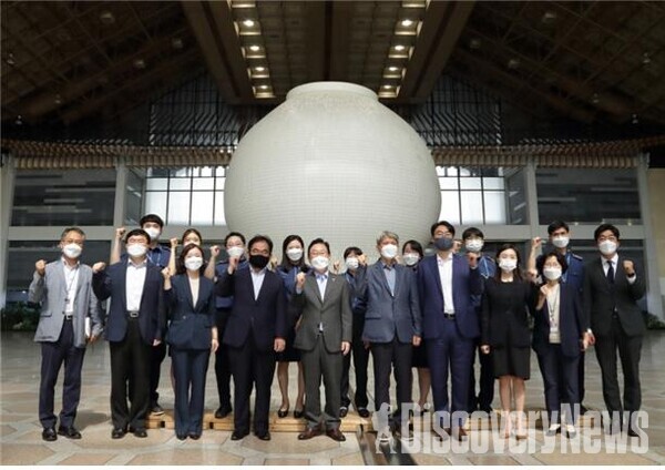 사진= 박범계 법무부장관이 김포공항출입국·외국인사무소 직원들과 기념촬영을 하고 있다.