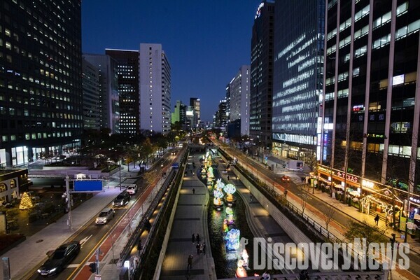 사진= 서울빛초롱축제에서 형형색색의 한지등이 청계천을 밝히고 있다.
