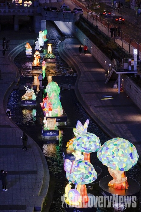 사진=  2021 서울빛초롱축제에서 형형색색의 한지등이 청계천을 밝히고 있다.