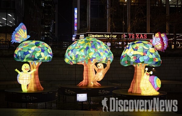 사진= 2021 서울빛초롱축제에 전시된 '느릿나무'