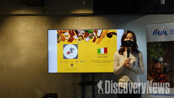사진= 이탈리아관광청 김보영 대표가 '2021 이탈리아 미식 관광 세미나 - 이탈리아 에스프레소' 시작을 알리고 있다.    ⓒ디스커버리뉴스 정기환 기자