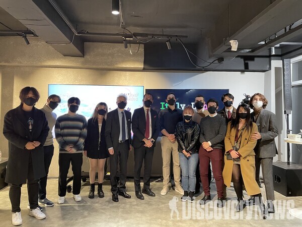 사진= 리오 디 스테파노 이탈리아 외교협력차관이 '이탈리아, 경이로운 나라' 게임 토너먼트 참가자들과 기념사진을 촬영했다.    ⓒ이탈리아대사관 제공