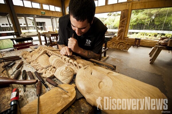 사진= 테푸이아에 있는 마오리 공예학교에서 전통 방식으로 마오리 조각을 체험할 수 있다_ⓒEric Lindberg