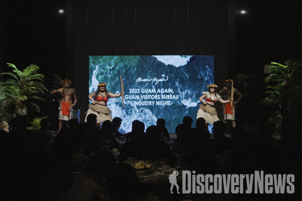 사진= 2022 Guam Again, GVB Industry Night 행사에서 괌 차모로족의 전통공연을 선보이고 있다.    ⓒ디스커버리뉴스 정기환 기자