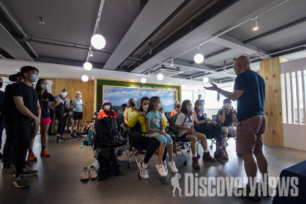 사진= 외국인 팸투어 참가자들이 서울 도심 등산관광센터에 대해서 설명을 듣고 있다.    ⓒ서울관광재단