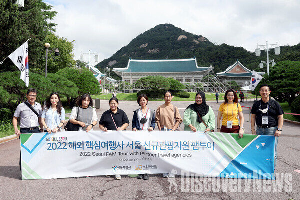 사진= 서울 신규 관광자원인 청와대에 방문한 팸투어 참가자들이 본관 앞에서 사진을 촬영하고 있다.   ⓒ서울관광재단