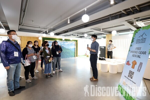 사진= 강북구 북한산 입구에 위치한 서울 도심 등산관광센터에 방문하여 시설에 대한 설명을 듣고 있는 팸투어 참가자들   ⓒ서울관광재단