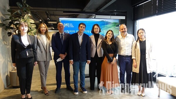 사진= 이탈리아관광청 한국사무소 김보영 대표, 이송의 과장 및 풀리아 주 관광청의 프란체스코 무치아치아(Francesco Muciaccia) Extra-EU 지역 매니저, 볼로냐 관광청의(Davide Sarti)다비데 사르티 담당자, 더 몰 아울렛의 한 슈밍(Han Xuming), 발렌티나 주피롤리(Valentina Zuppiroli)등 담당자들 단체사진   ⓒ디스커버리뉴스 정기환 기자