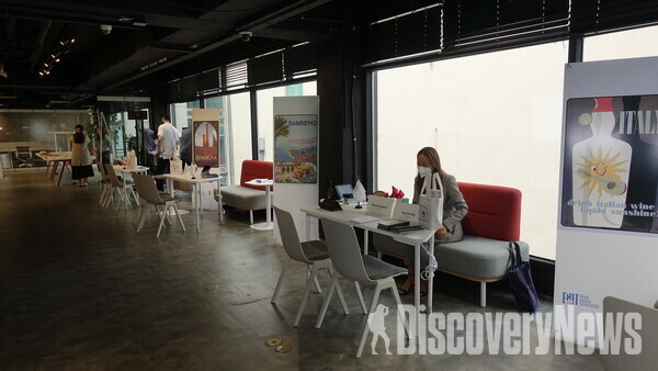 사진= 풀리아 주 관광청, 볼로냐 관광청, 더 몰 아울렛의 '한 슈밍(Han Xuming)'이 한국의 여행업 관계자들과 'B2B워크샵'을 위해 부스를 셋팅했다.   ⓒ디스커버리뉴스 정기환 기자