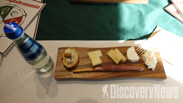 ▲세계이탈리아 음식주간 '치즈 및 살루미 세미나' 치즈 시식 체험    ⓒ디스커버리뉴스 정기환 기자