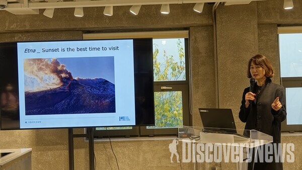 ▲에트나 화산 트레킹에 대해 설명하고 있는 이탈리아관광청 김보영 한국대표   ⓒ디스커버리뉴스 정기환 기자