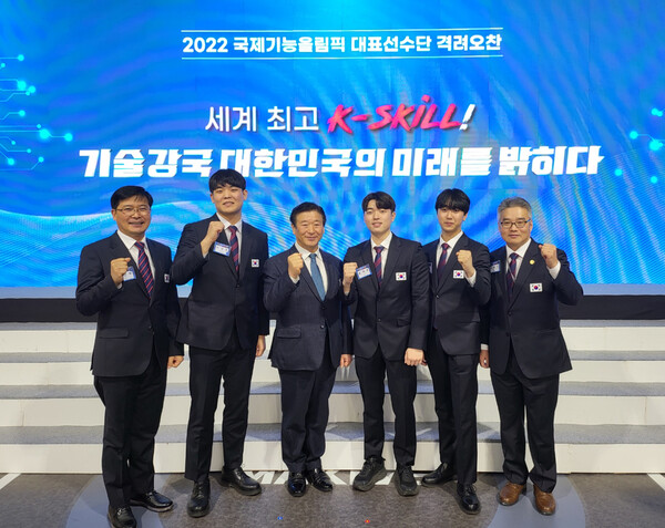 에몬스 김경수 회장(왼쪽에서 세 번째)이 16일 경기도 성남시 한국잡월드에서 열린 국제기능올림픽 선수단 격려 오찬에서 선수 및 지도교사를 격려하고 함께 기념 촬영을 하고 있다. (사진제공=에몬스)