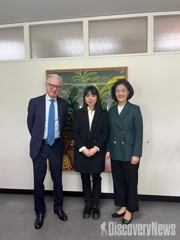 ▲김효은 외교부 기후변화 대사와의 면담 (왼쪽부터: 페데리코 파일라 주한 이탈리아 대사, 김효은 기후변화대사, 최영은 일일 대사) ⓒ주한이탈리아대사관