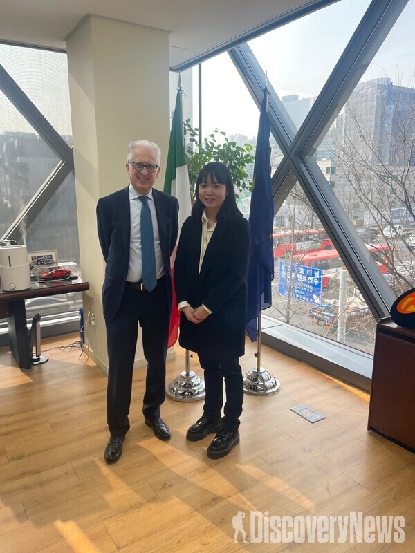 ▲페데리코 파일라 주한 이탈리아 대사와 최영은 일일 대사    ⓒ이탈리아대사관