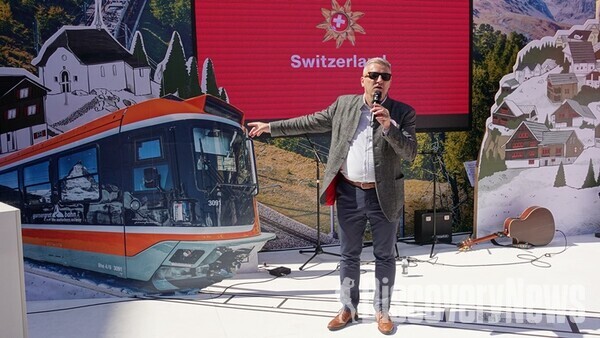 ▲‘스위스 그랜드 트레인 투어(Grand Train Tour of Switzerland)’ 대해 설명하고 있다. ⓒ디스커버리뉴스 정기환 기자