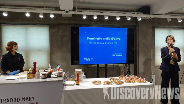 ▲전채요리의 여왕 이탈리아 브루스케타 강연 세미나 현장 / 이탈리아관광청 김보영대표 , 요리연구가 홍신애 강사     ⓒ디스커버리뉴스 정기환 기자