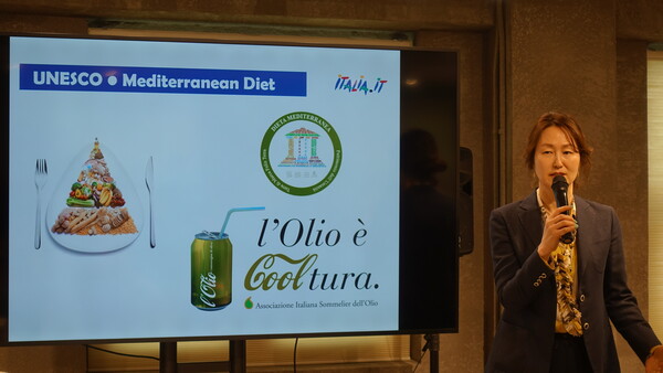 ▲이탈리아의 올리브 오일 세계로 떠나는 여행 '올리브 투어리즘'에 대해 이탈리아 관광청 김보영 대표가 설명하고 있다. ⓒ디스커버리뉴스 정기환 기자