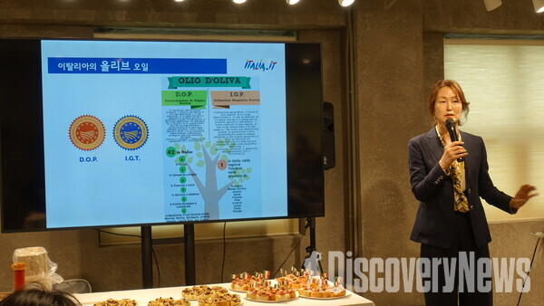 ▲이탈리아의 올리브 오일 세계로 떠나는 여행 '올리브 투어리즘'에 대해 이탈리아 관광청 김보영 대표가 설명하고 있다. ⓒ디스커버리뉴스 정기환 기자