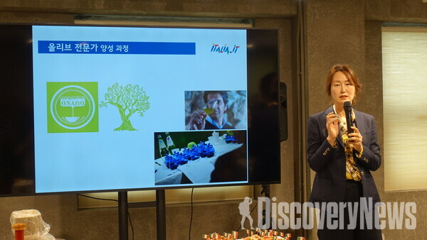 ▲이탈리아의 올리브 오일 세계로 떠나는 여행 '올리브 투어리즘'에 대해 이탈리아 관광청 김보영 대표가 설명하고 있다. ⓒ디스커버리뉴스 정기환 기자