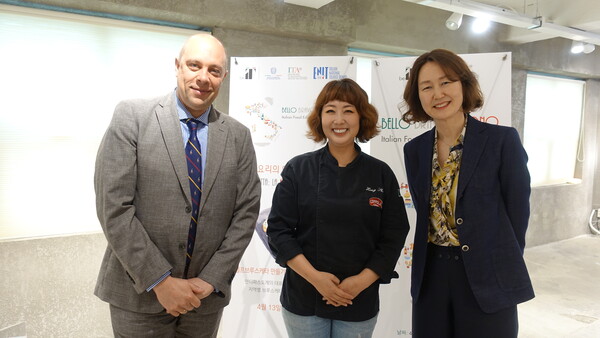 ▲'페르디난도 구엘리(Ferdinando Gueli)' 하이 스트리트 이탈리아 관장, 요리연구가 홍신애 강사, 이탈리아관광청 김보영 대표가 함께 포즈를 취하고 있다. ⓒ디스커버리뉴스 정기환 기자