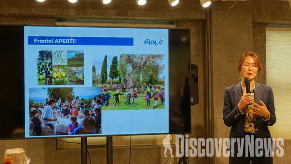 ▲이탈리아의 올리브 오일 세계로 떠나는 여행 '올리브 투어리즘'에 대해 이탈리아 관광청 김보영 대표가 설명하고 있다. ⓒ디스커버리뉴스 정기환 기자