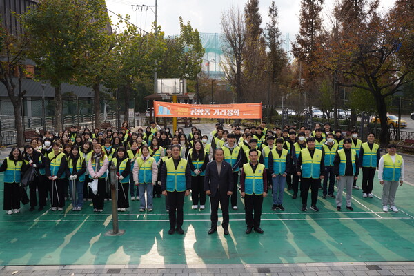 ASEZ WAO가 19일 서울에서 '전 세계 제7584차 지구환경정화운동'을 진행했다. [사진= ASEZ WAO]