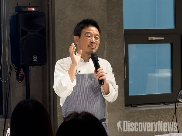 이탈리아 음식 세미나에서 이봉식 대림대 호텔조리학과 교수가 이탈리아 올리브 오일과 허브에 대한 강연을 펼치고 있다. [사진=디스커버리뉴스]