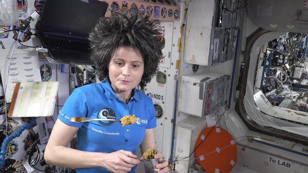 Italian Astronaut Samantha Cristoforetti dining in Space- copyright. ESA-NASA   [사진=주한이탈리아대사관]