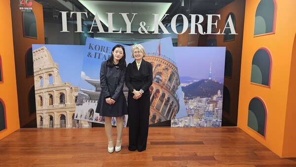 Ambassador for a day Lee Yewon and Amb.Emilia Gatto 140주년 사전전 [사진=exhibitio]