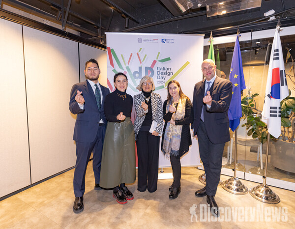 (좌측부터) '양재혁' 스튜디오 움직임 대표, '마리아 포로' 살로네 델 모빌레 회장, '에밀리 가토' 주한 이탈리아대사, '페르디난도 구엘리' 주한 이탈리아 (하이 스트리트 이탈리아) 무역관장 [사진=디스커버리뉴스 정기환 기자]