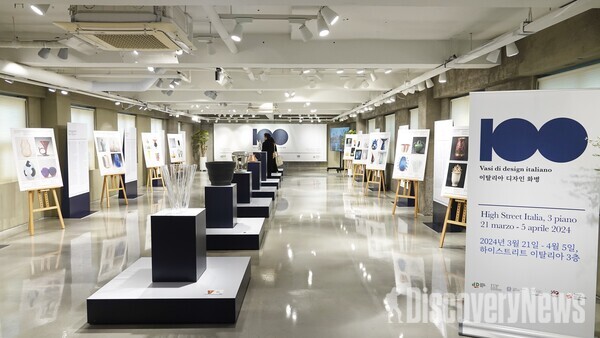 21일(목) 하이 스트리트 이탈리아 3층에서 열린 이탈리아 디자인 화병 100선 전시회 현장 전경 [사진=디스커버리뉴스 정기환 기자]