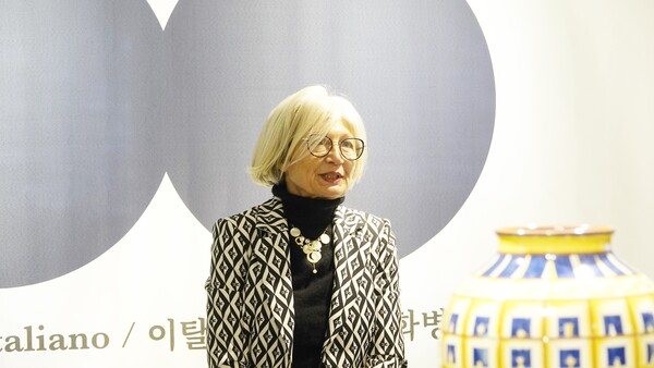 '에밀리아 가토' 주한 이탈리아대사가 인사말과 더불어 ​‘이탈리아 디자인 화병 100선’ 전시회에 대해 설명 하고 있다.  [사진=디스커버리뉴스 정기환 기자]