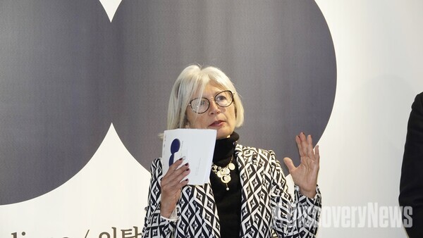 '에밀리아 가토' 주한 이탈리아대사가 인사말과 더불어 ​‘이탈리아 디자인 화병 100선’ 전시회에 대해 설명 하고 있다.  [사진=디스커버리뉴스 정기환 기자]