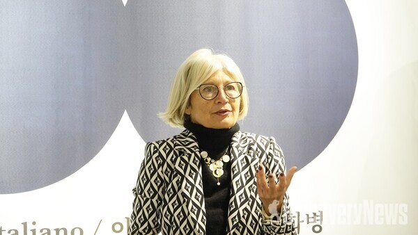 '에밀리아 가토' 주한 이탈리아대사가 인사말과 더불어 ​‘이탈리아 디자인 화병 100선’ 전시회에 대해 설명 하고 있다.  [사진=디스커버리뉴스 정기환 기자]