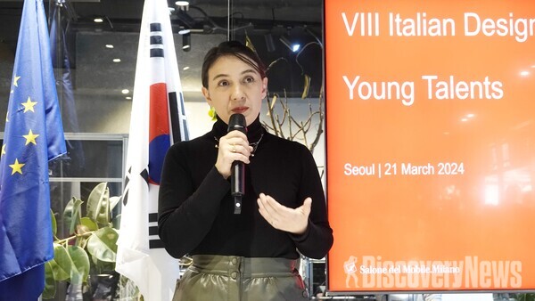 밀라노 살로네 델 모빌레 '장마리아 포로' 회장이 강연을 진행하고 있다.  [사진=디스커버리뉴스 정기환 기자]