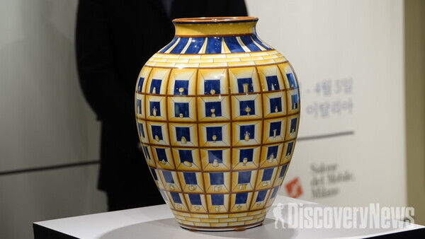 21일(목) 하이 스트리트 이탈리아 3층에서 열린 이탈리아 디자인 화병 100선 전시회에서의 화병 전경 [사진=디스커버리뉴스 정기환 기자]