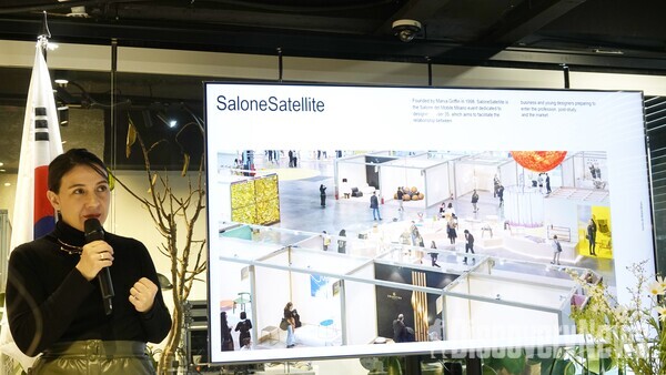 '마리아 포로' 밀라노 살로네 델 모빌레 회장이 강연을 진행하고 있다.   [사진=디스커버리뉴스 정기환 기자]