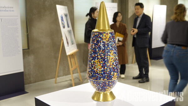 21일(목) 하이 스트리트 이탈리아 3층에서 열린 이탈리아 디자인 화병 100선 전시회에서의 화병 전경 [사진=디스커버리뉴스 정기환 기자]