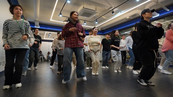 NIS 학생들이 케이팝 댄스 클래스에 참여하고 있다  [사진=한국관광공사]