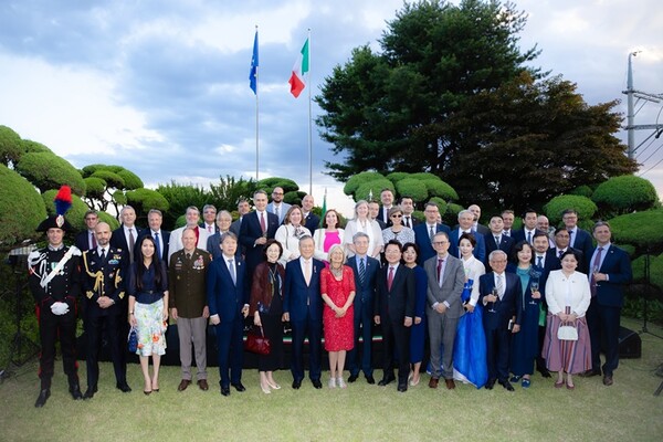 2024 이탈리아 국경일 기념 주요 인사 단체 사진(중앙 에밀리아 가토 대사, 대사 좌 신성철 대한민국 과학협력기술 대사, 대사우 김홍균 외교부 차관   [사진=이탈리아관광청]