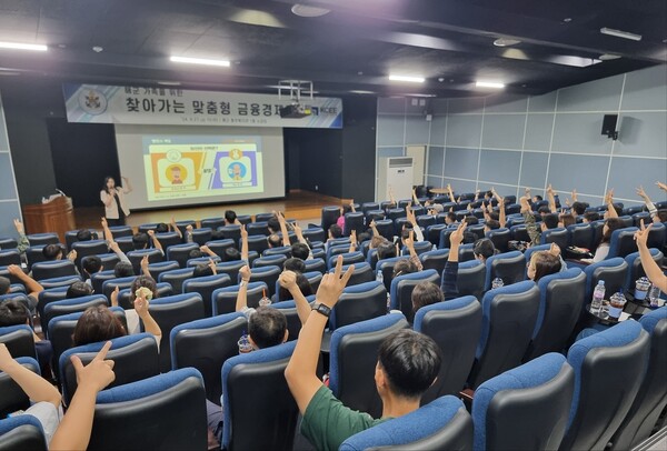 경제교육단체협의회가 27일 경남 진해 충무복지관에서 '진해지역 해군가족을 대상으로 경제콘서트'를 개최하고 있다. [사진=경제교육단체협의회 제공]