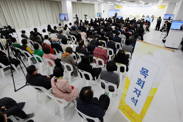 7일 경기 고양시 소재 신천지 화정교회에서 ‘신천지 화정 말씀 대성회 계시 성취 실상 증거’ 행사가 진행 중이다.[사진제공= 신천지 화정교회]