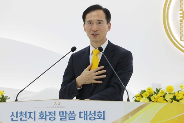 7일 경기 고양시 소재 신천지 화정교회에서 열린 ‘신천지 화정 말씀 대성회 계시 성취 실상 증거’ 행사에서 이승주 지파장이 강의를 진행하고 있다.[사진제공= 신천지 화정교회]