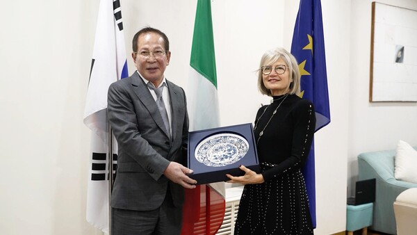 교촌 권원강 회장과 에밀리아 가토 주한이탈리아 대사    [사진=주한이탈리아대사관]