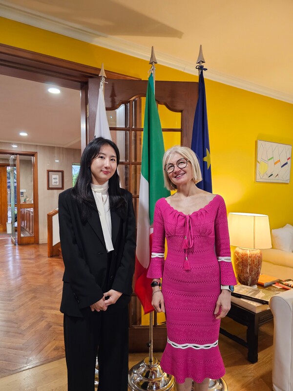 고민영 일일 대사, 에밀리아 가토 주한 이탈리아 대사   [사진=주한이탈리아대사관]