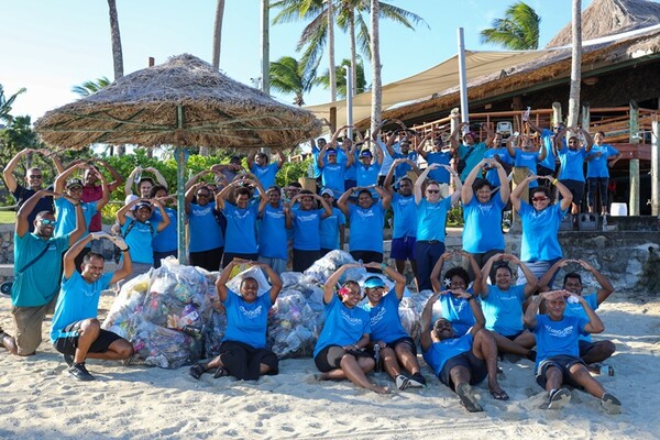 OUTRIGGER Fiji Beach Resort Hosts Beach Clean-Up Group Picture   [사진=아웃리거리조트]