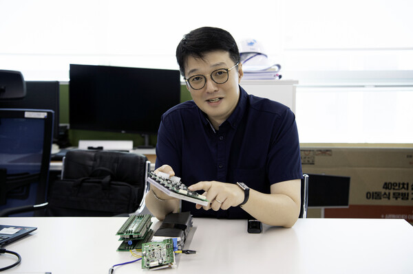  배터리 밸런싱 기술을 설명하는 박호영 모큐라텍 대표모큐라텍 박호영 대표가 배터리 밸런싱 모듈(BBM)의 핵심 회로를 들고 기술 원리를 설명하고 있다. 이 기술은 리튬이온 2차전지의 충·방전 불균형을 해소하고 잔존 수명을 복원하는 핵심 솔루션으로, 모큐라텍은 이를 기반으로 폐배터리 재사용 기술을 고도화하며 국내외 순환경제 시장에서 입지를 확대하고 있다.