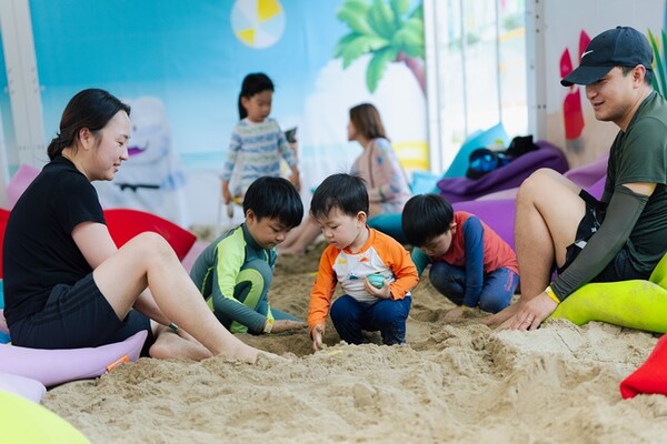 Sand Adje: Citizens playing in the sand-play area