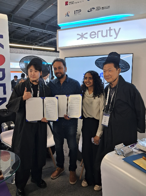 김유성 이루티  대표(좌측끝)가 ‘두바이 2025 GITEX에서 파트너를 발굴하고 파트너십을 체결하고 있는 모습이다. [사진=㈜이루티[