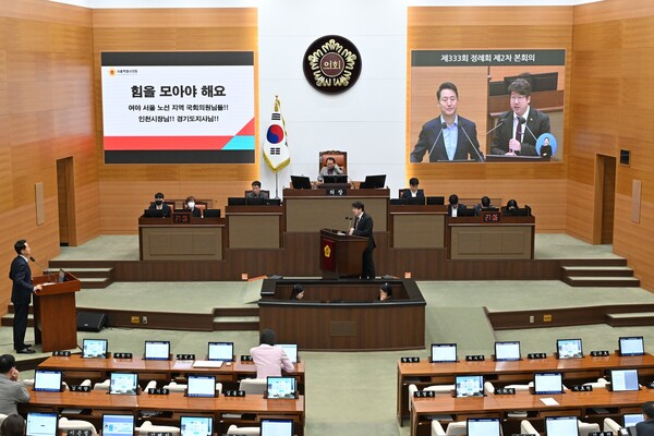 제333회 서울시의회 시정질의 당시 오세훈 서울시장(좌)과 문성호 서울시의원(우)의 모습   [사진=서울시의회]